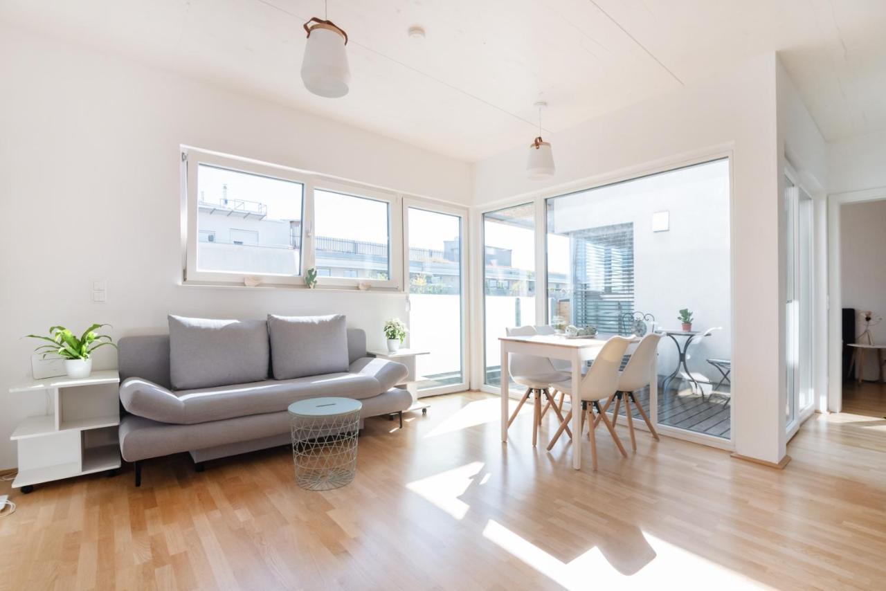 Helles, neues DG Apartment mit Blick zum Donauturm Wien Exterior foto