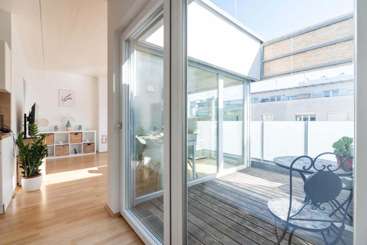 Helles, neues DG Apartment mit Blick zum Donauturm Wien Exterior foto