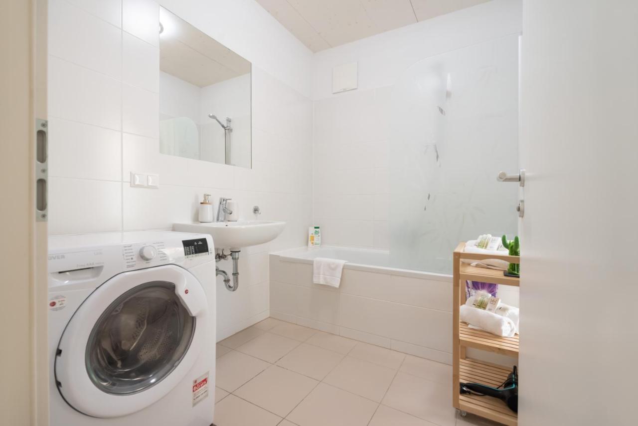 Helles, neues DG Apartment mit Blick zum Donauturm Wien Exterior foto