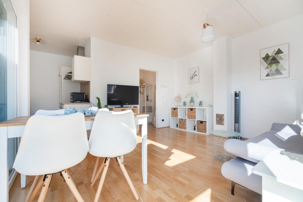 Helles, neues DG Apartment mit Blick zum Donauturm Wien Exterior foto