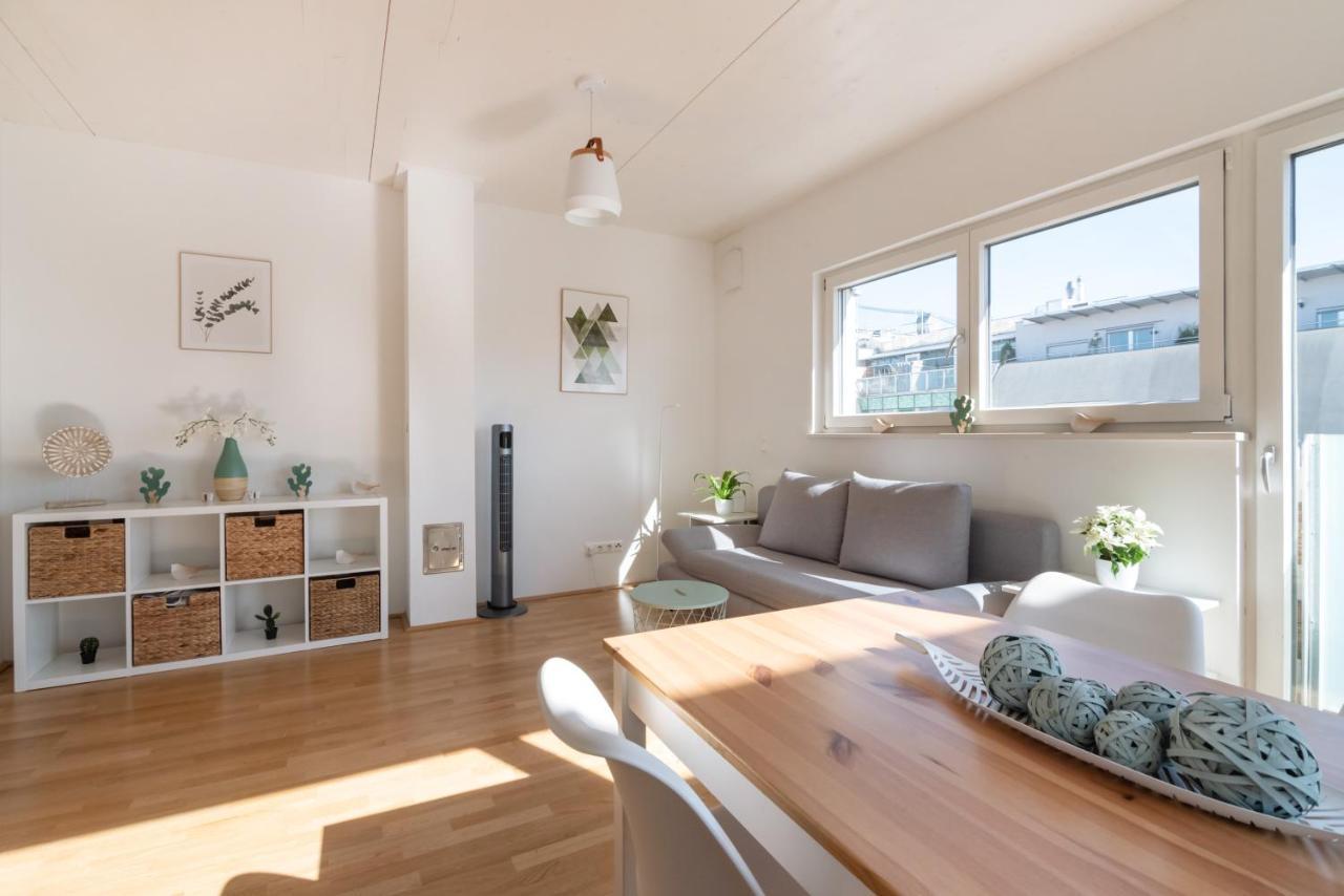 Helles, neues DG Apartment mit Blick zum Donauturm Wien Exterior foto