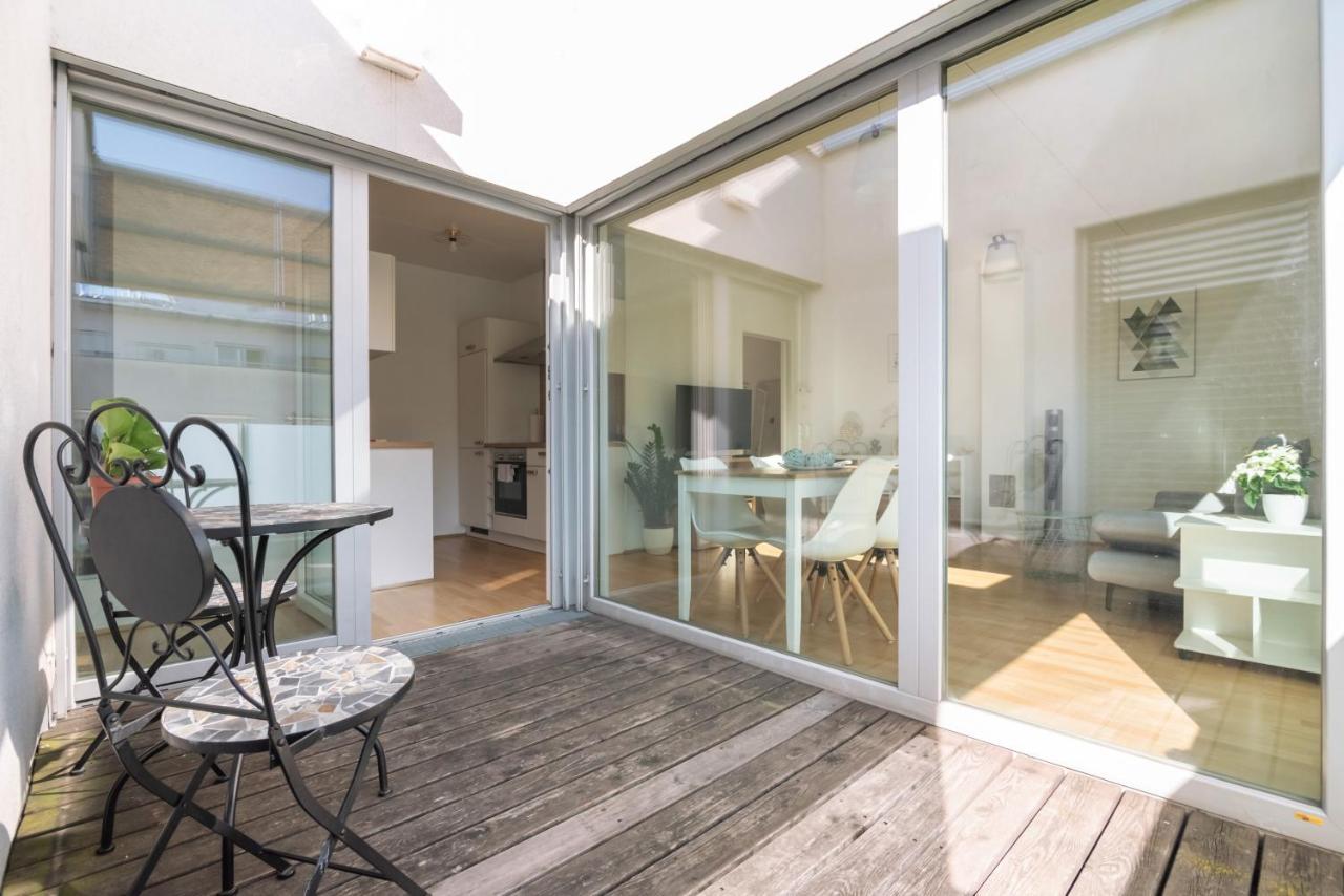 Helles, neues DG Apartment mit Blick zum Donauturm Wien Exterior foto